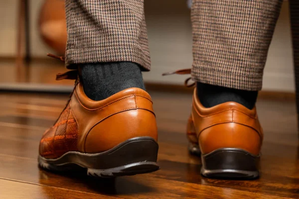 bari-lizard-patch-sneaker-cognac-on-foot-web-3